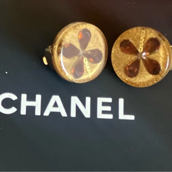 🍀 CHANEL 2001 season Amber and resin Clip on earrings - Picture 3 of 9